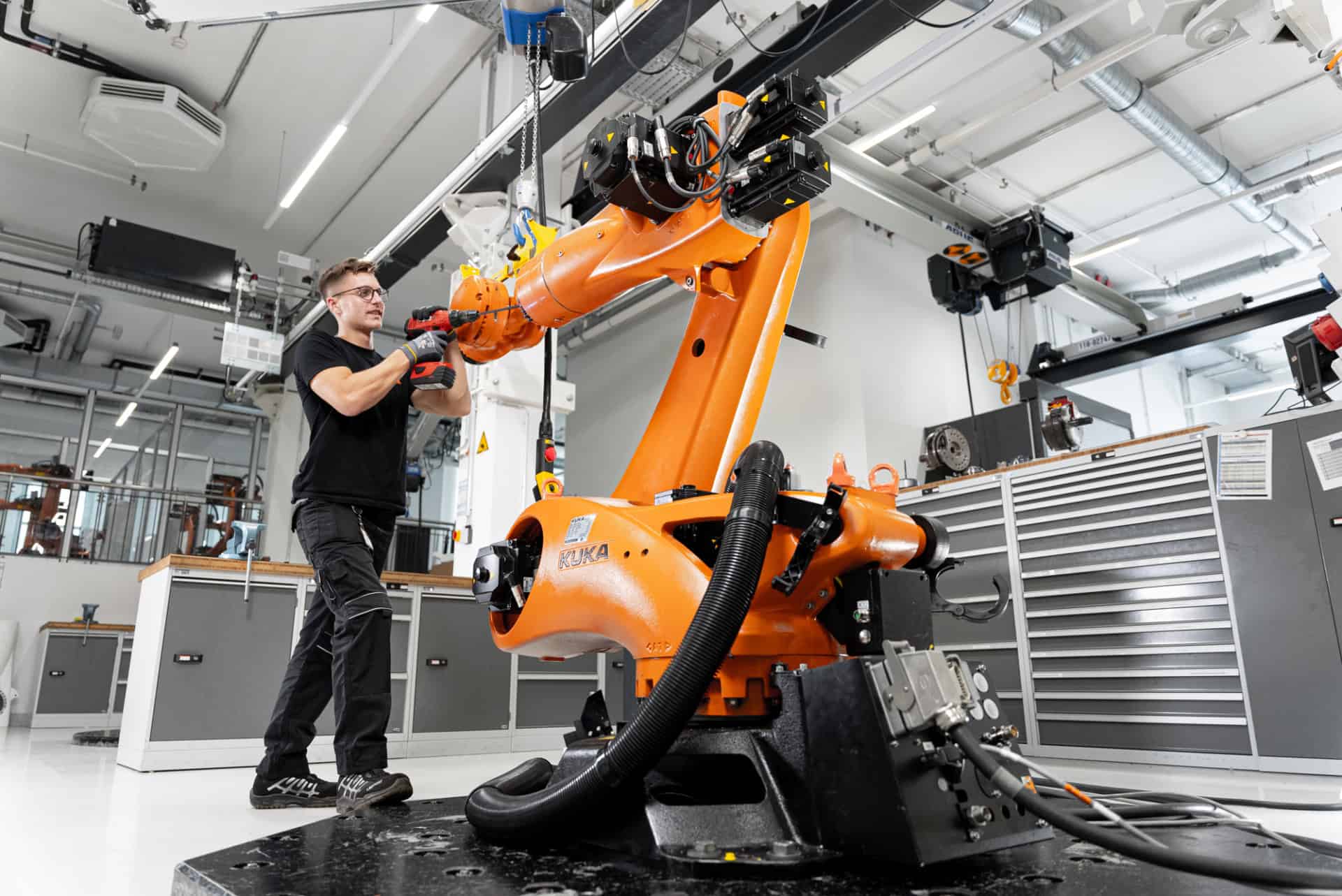 Die KUKA AG setzt auf moderne Industrie-Rbotik
